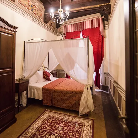 Bed & Breakfast All'ombra Della Torre A Due Passi Da Piazza Del Campo