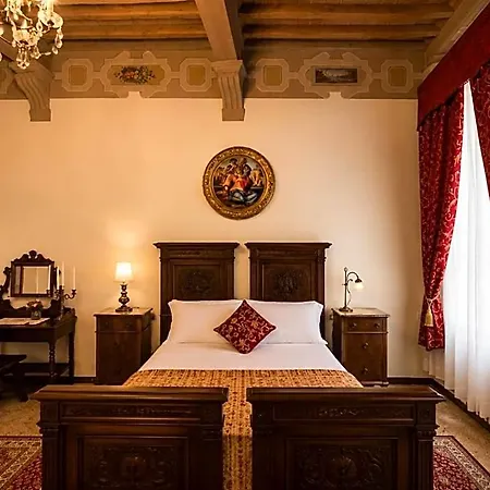 Bed & Breakfast All'ombra Della Torre A Due Passi Da Piazza Del Campo 4*